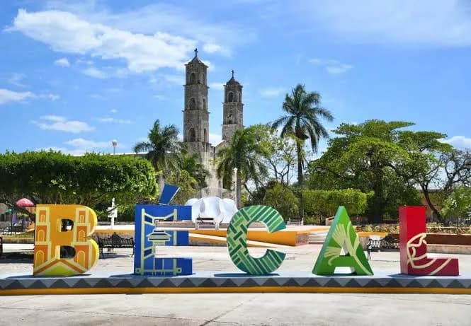 Monumento al sombrero de jipijapa en la plaza de Bécal